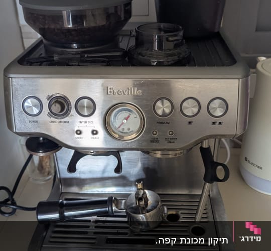 מכונת קפה ברוויל עם אביזרים על השיש במטבח